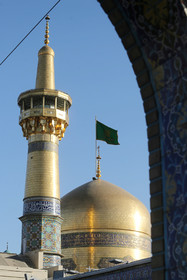 مراسم تعویض پرچم گنبد حرم رضوی در آغاز ماه محرم