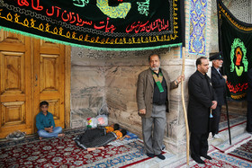مراسم تعویض پرچم گنبد حرم رضوی در آغاز ماه محرم