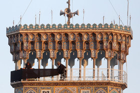 مراسم تعویض پرچم گنبد حرم رضوی در آغاز ماه محرم