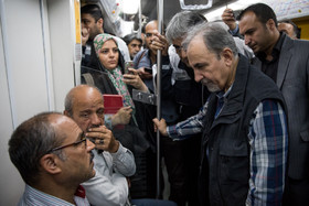 گفت و گوی شهردار تهران با جمعی از مردم در مترو 