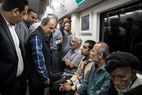 گفت و گوی شهردار تهران با جمعی از مردم در مترو 