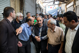گفت و گوی شهردار تهران با جمعی از مردم در بازار تهران 