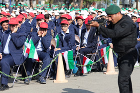 حضور تعدادی از نیروهای ارتش جهت انجام مانور در مراسم آغاز سال تحصیلی جدید در دبیرستان البرز