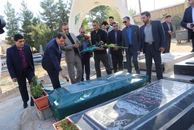 ادای احترام استاندار کهگیلویه و بویراحمد به مقام شهدا در اولین روز کار 