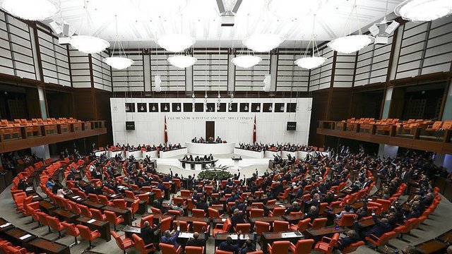 حزب عدالت و توسعه ۲۹۵ کرسی پارلمان ترکیه را کسب کرد