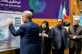 امضای تمبر یادبود روز جهانی گردشگری توسط مهندس علی‌اصغر مونسان رییس‌ سازمان میراث فرهنگی، صنایع دستی و گردشگری