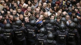 تلاش دولت اسپانیا برای ممانعت از برگزاری همه‌پرسی کاتالونیا/ 337 زخمی در درگیری مردم با پلیس