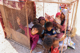 درحاشیه ؛ «آوارگی در باغ زردآلو» - 
کودکانی که در فقر و آوارگی در منطقه «سیدی» کرمان بدون داشتن امکانات اولیه زندگی می‌کنند.