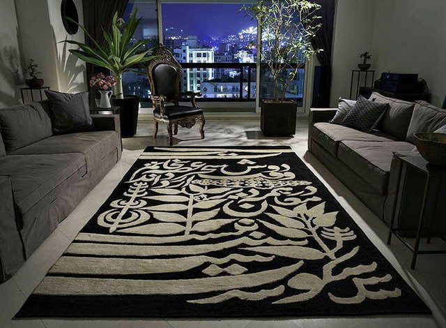 نقاشی و طراحی با ‏فرش معاصر ایرانی در یک گالری