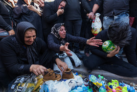 مادر بزرگ اهورا برسر مزار نوه اش نشسته و برایش لالایی می‌خواند.