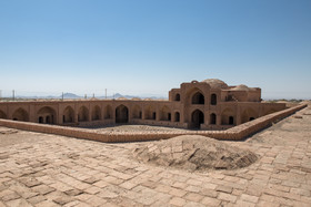 ایران زیباست؛ کاروانسرای مهر در خراسان رضوی که
مصالح آن از آجر، ملات گل و گچ و تزئینات آن به‌صورت آجری نیم دایره است.