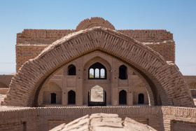 ایران زیباست؛ کاروانسرای مهر در خراسان رضوی که
مصالح آن از آجر، ملات گل و گچ و تزئینات آن بهصورت آجری نیم دایره است.