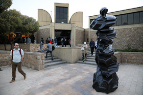 نمایشگاه مجسمه "ریشه‌ها و سنگ‌ها" تونی کرگ در موزه هنرهای معاصر