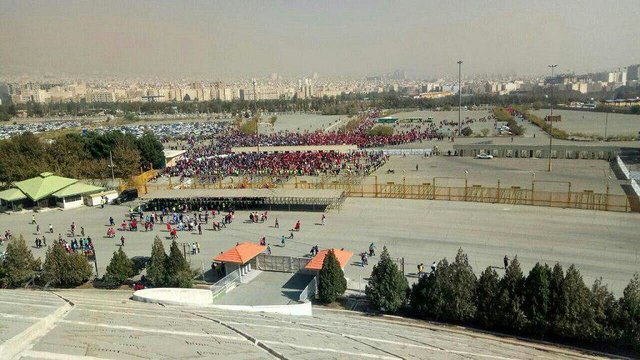 نمایی از محوطه شرقی ورزشگاه آزادی قبل از شهرآورد 85 تماشاگران وارد "آزادی" شدند/ بازار سیاه بلیت فروشی و کریهای هواداری