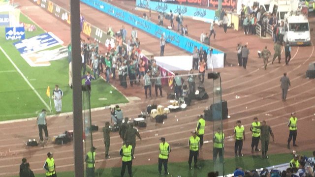 فحاشی استقلالی‌ها به بیژن حیدری/ پرتاب اشیا، جای عکاسان را عوض کرد