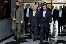 ورود آمانو، مدیرکل آژانس بین‌المللی انرژی اتمی به سازمان انرژی اتمی ایران، قبل از دیدار با علی‌اکبر صالحی