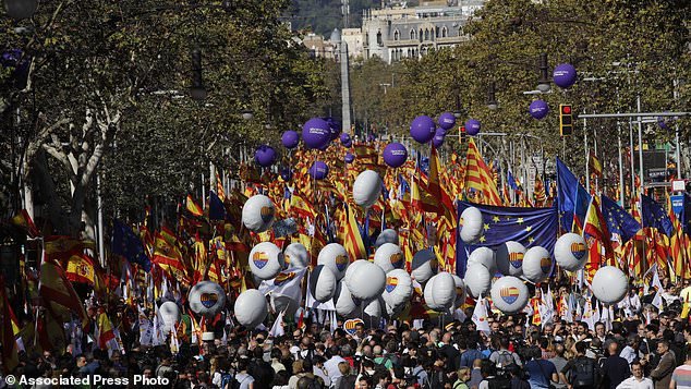 تظاهرات ده‌ها هزار نفری حامیان دولت اسپانیا در بارسلونا