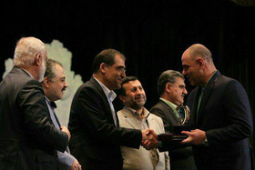 اهدای تندیس حامی سلامت به خانواده کره گیاهی