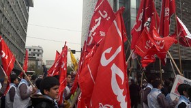 شعار مرگ بر آمریکا در مقابل لانه جاسوسی آمریکا طنین‌انداز شد