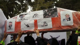 حمل تابوت مذاکره با آمریکا در راهپمایی 13 آبان