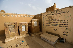 نمایی از سنگ قبر‌های قبرستان وادی السلام در نجف.