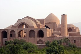 نم‌زدگی در گنبد مسجد جامع اردستان