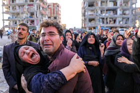 سوگواری بازماندگان زلزله غرب کشور برای قربانیان این حادثه - سرپل ذهاب