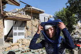 سارا ۱۶ ساله اهل روستای قادري سراب ذهاب که بعد از چند ساعت از زیر آوار بیرون کشیده شد.