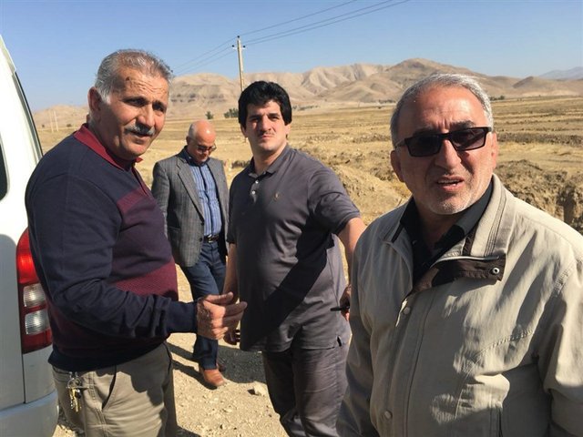 رسول خادم و عنوان‌داران کشتی در حال کمک به زلزله‌زدگان + فیلم