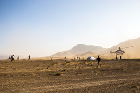 توزیع اقلام ضروری بین اهالی روستای ''امام‌علی علیا'' از توابع شهرستان سرپل ذهاب توسط نیروهای هلال احمر