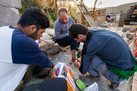 نیروهای مردمی در حال کمک به آسیب‌دیدگان زلزله در روستای ''امام‌علی علیا'' از توابع شهرستان سرپل ذهاب