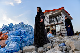 توزیع آب آشامیدنی بین اهالی روستاهای آسیب دیده کرمانشاه