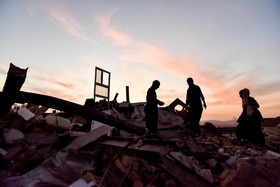 اهالی یکی از روستاهای تخریب‌شده کرمانشاه، بر سر ویرانه‌ها
