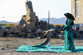 ادای فرائض دینی در شرایط بحرانی توسط یکی از آسیب دیدگان زلزله در روستای ''میر میرو'' از توابع شهرستان سرپل ذهاب