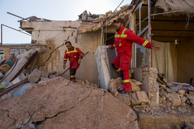 آتش‌نشان‌ها در تلاش‌اند تا وسایل و اسنادی که برای مردم ساکن در خانه‌های ویران‌شده اهمیت دارد را بیرون بیاورند.