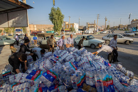 بسته‌های آب‌معدنی که از همه جای ایران به مناطق زلزله‌زده ارسال شده و به‌صورت گسترده کنار خیابان تلنبار شده تا مردم از آن‌ها استفاده کنند.