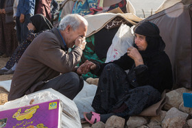 گریه‌های مردی که بعد از چند روز از وقوع زلزله به دیدن خواهر خود در روستای تپانی آمده است.