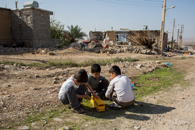 کودکان در بین خرابی‌های روستای کوییک حسن در حال بازی هستند.