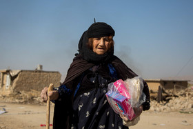 پیر زن اهل روستای کوییک حسن در اطراف شهرستان سر پل ذهاب، کمک‌های مردمی خود را دریافت کرد.