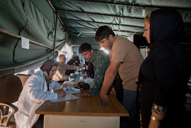 زلزله زدگان در بیمارستان صحرایی ارتش توسط پزشکان معاینه و درمان می‌شوند.
