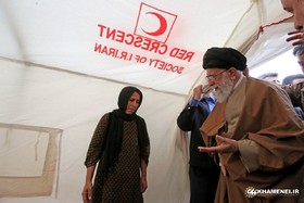 حضور رهبر انقلاب در چادرهای اسکان زلزله‌زدگان در روستای کوئیک