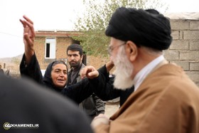 حضور رهبر انقلاب در چادرهای اسکان زلزله‌زدگان در روستای کوئیک