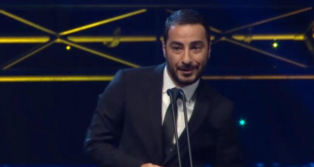 تقدیر ویژه جوایز آسیاپاسیفیک از نوید محمدزاده/ تقدیم جایزه به زلزله زدگان