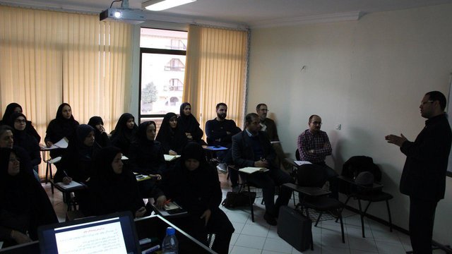 کارگاه‌هایی برای آموزش به غیرفارسی‌زبانان