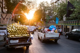 در خیابان‌های کم‌عرض محله جیحون، دستفروشان وانتی باعث سد معبر و تشدید ترافیک می‌شوند.