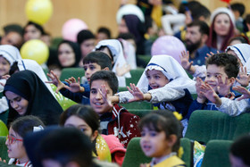 کودکان شرکت کننده در  افتتاحیه بیست و چهارمین جشنواره بین المللی تئاتر کودک و نوجوان 