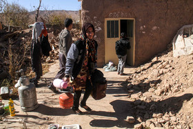 زلزله استان کرمان - تخلیه لوازم  از به منازل مسکونی خسارات دیده در  روستای گروک شهر راور 