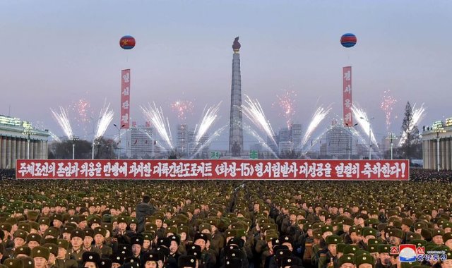 جشن مردم کره‌شمالی بعد از آزمایش موشکی اخیر