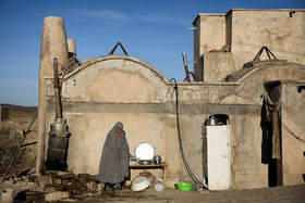 خانم تقوی از ساکنان روستای سرچشمه در سفید سنگ خراسان رضوی است او با گذشت ۸ ماه از زلزله در چادر زندگی میکند و اسباب و اثاثیه اش را در حمام قدیمی روستا نگهداری میکند.