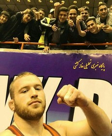 سلفی جالب تماشاگر ایرانی با قهرمان آمریکایی/ تشویق بی امان علیرضا کریمی